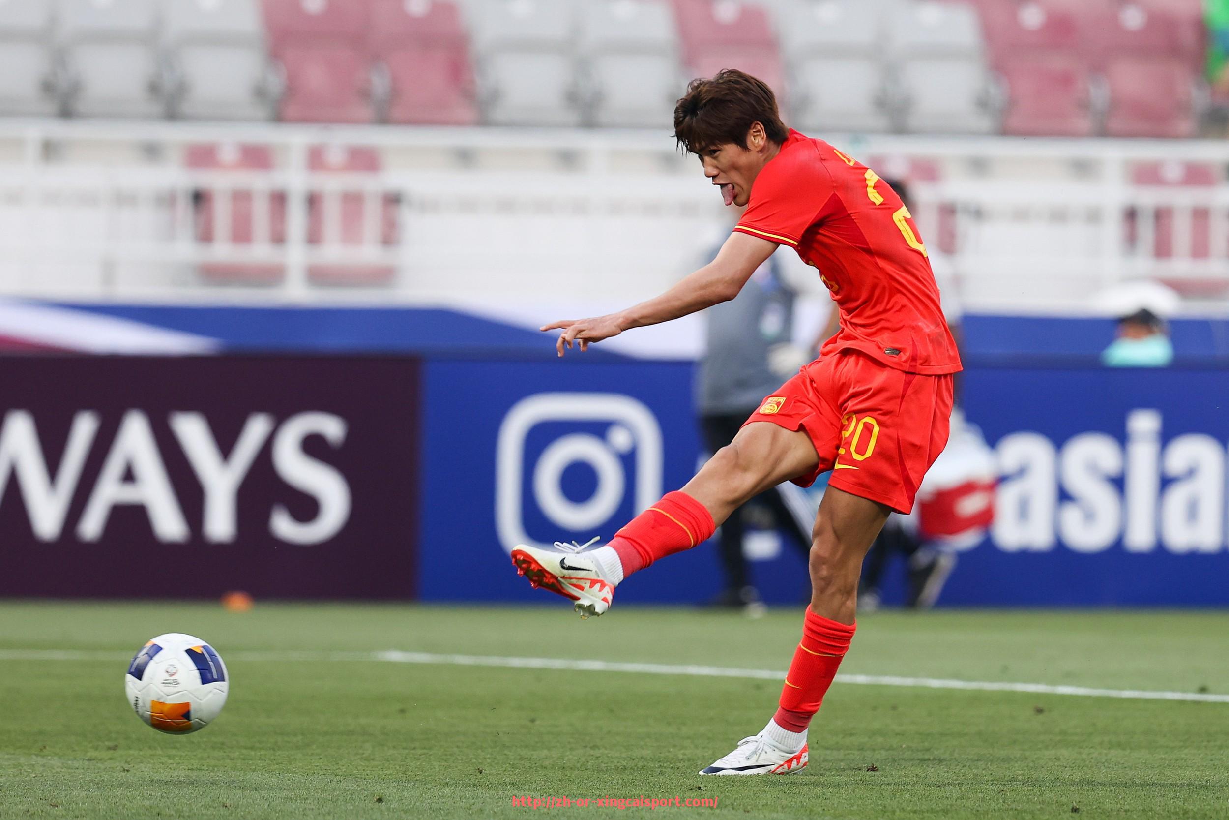 杏彩体育-世俱杯用鞋科技进化史:从钉鞋到智能足球鞋